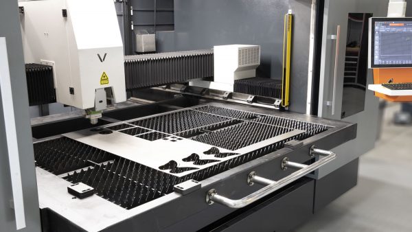 Metal laser cutter extendable tray